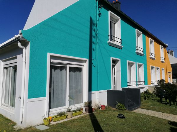 Maison à étage à 10 km de la mer avec petit jardin, à 5 min à pied d'une petite ville agréable de 7000 hab