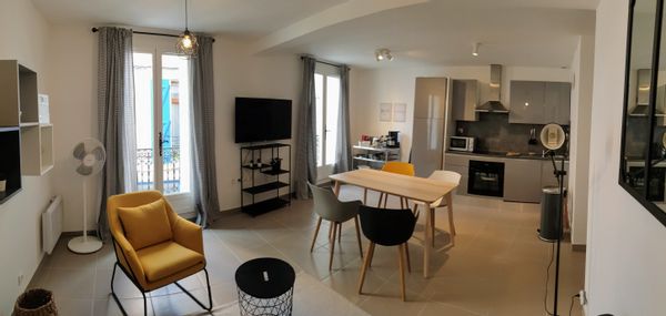 Visitez le coeur historique piéton de Béziers depuis notre appartement déco. et climatisé au 1er et.