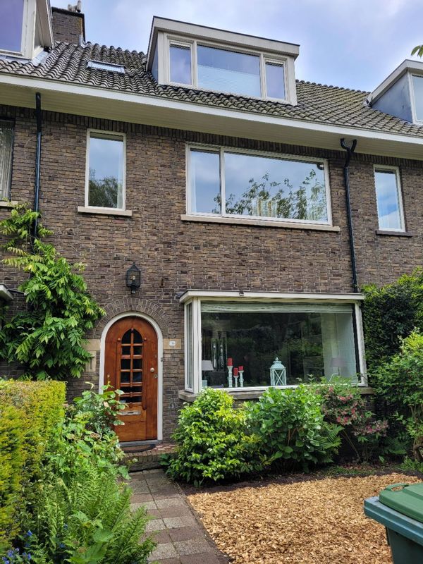 Last minute! Nice large family home in quiet green neigbourhood near beach & The Hague