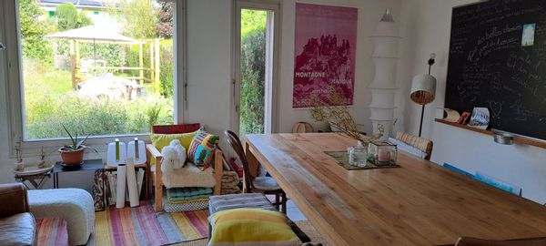 Chambre dans bel appartement vue montagne, verdure et échappée lac.