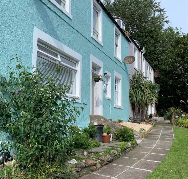 Charming garden flat in seaside village
