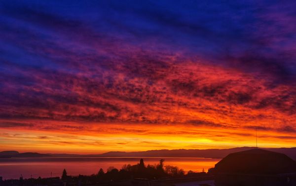 Chambre d'invités dans un magnifique penthouse avec une vue panoramique sur le lac et les Alpes suisses et françaises