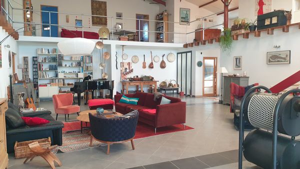 La maison de Françoise se situe au calme avec des commerces de proximité et des plages à 6km environ