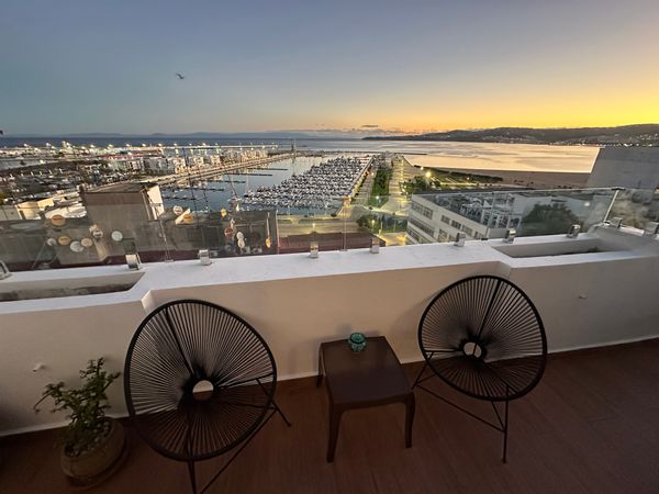 Appartement avec terrasse et vue spectaculaire sur la Marina de Tanger et le détroit de Gibraltar.