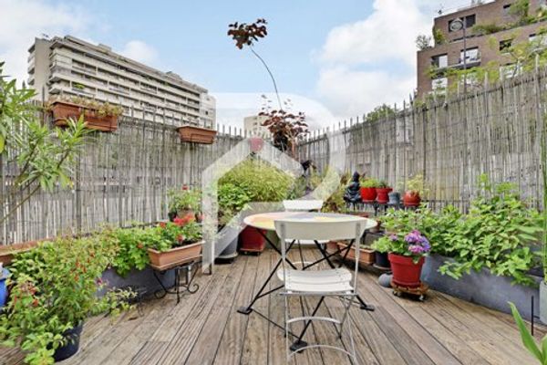 La terrasse fleurie sur le canal