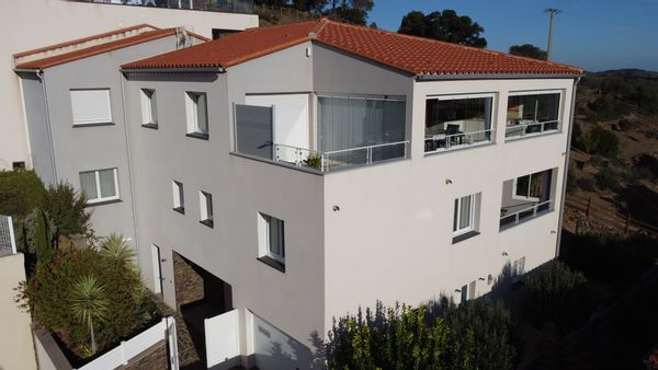 La maison de André et Nora jouie d’une magnifique vue sur la mer et les montagnes.