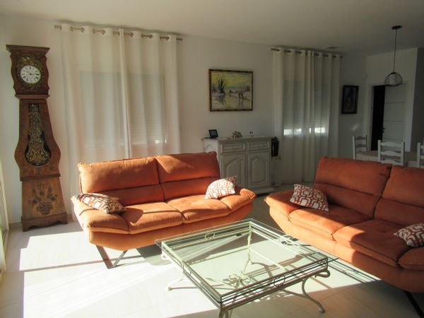 La maison de André et Nora jouie d’une magnifique vue sur la mer et les montagnes.