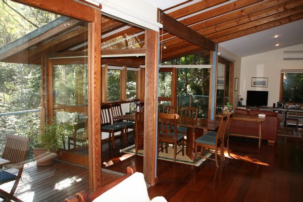 Spacious treetop house in suburbs of Sydney. For a Couple or Family.
