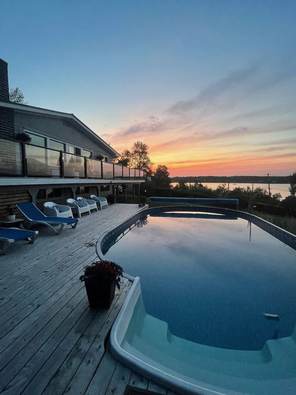 SEASIDE SUITE right the OCEAN in Mahone Bay and close to the historic town of Lunenburg.