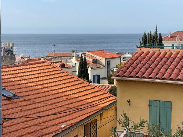 Appartement typique marseillais, à 2 mn de la mer, bien desservi, près du centre-ville.