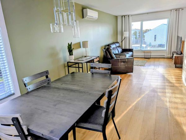 Maison très ensoleillée avec espaces extérieurs très paisibles.