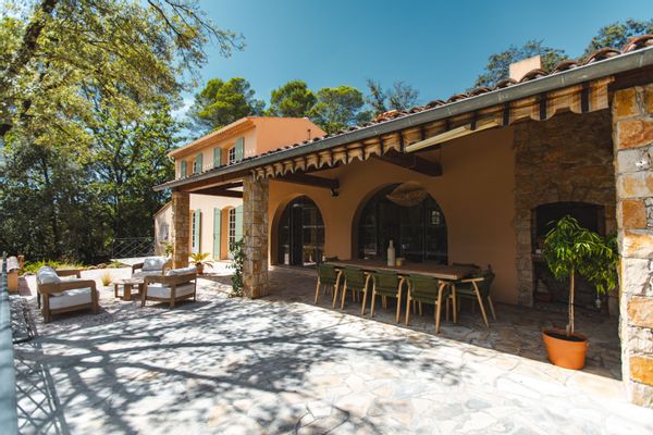 Superbe villa entre Côte d'Azur et Provence. Capacité de 12 personnes, piscine, en pleine nature.
