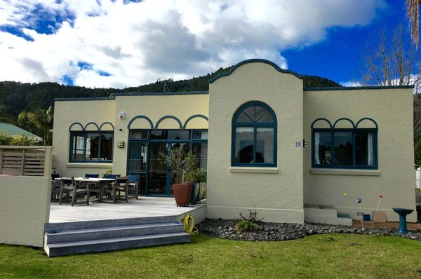 Sunny, spacious "Art Deco" family home in subtropical Whangarei
