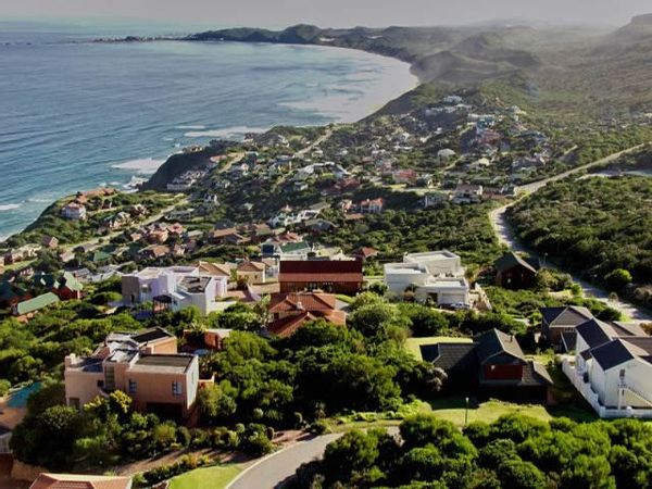 Beautiful beach house with lovely views, walking distance from Beach, sleeps 8