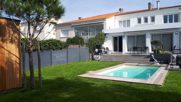 Maison avec jardin et piscine près du centre de La Rochelle, France