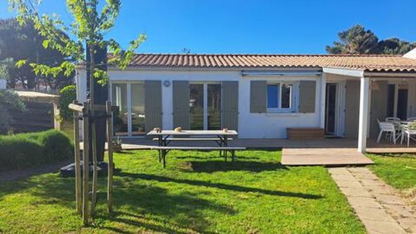 Maison lumineuse et bien équipée  avec 3 chambres et un grand jardin derrière les dunes.