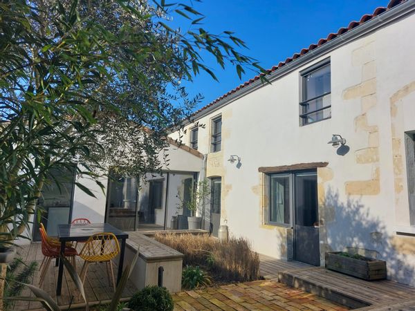 Maison de caractère au cœur d’un village côtier, à proximité de La Rochelle et de l’île de Ré