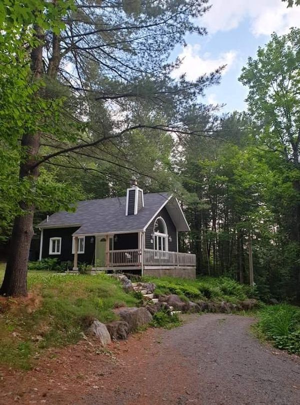 Petit chalet douillet dans un coin paisible de la nature des Laurentides