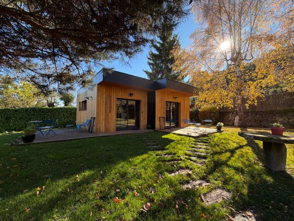 Chalets modernes avec jardin et ruisseau