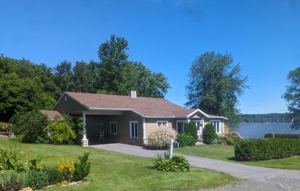 Comfortable Waterfront Bungalow - Confortable bungalow au bord de l'eau