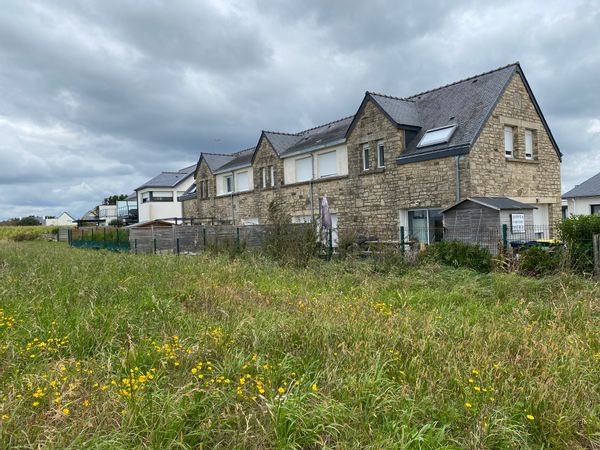 Nous habitons à Guidel plages, au coeur de la réserve naturelle du Loch et près de la mer.