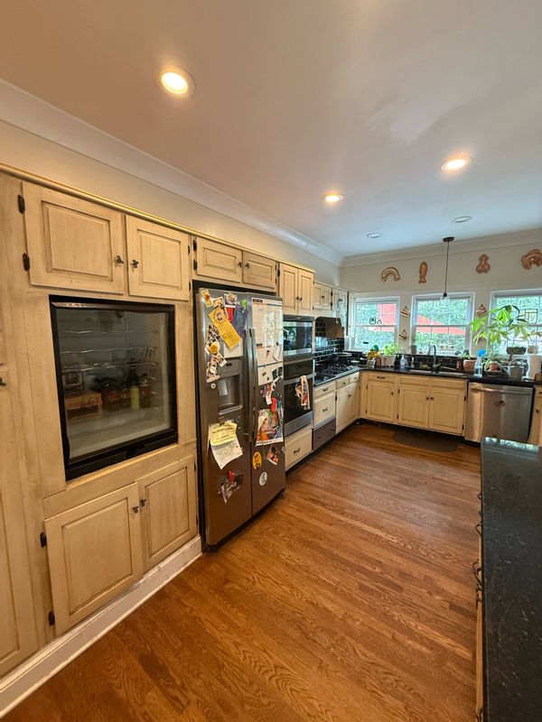 Lynsey’s Atlanta Bungalow with cat and automatic litter box:-) cat is dog friendly