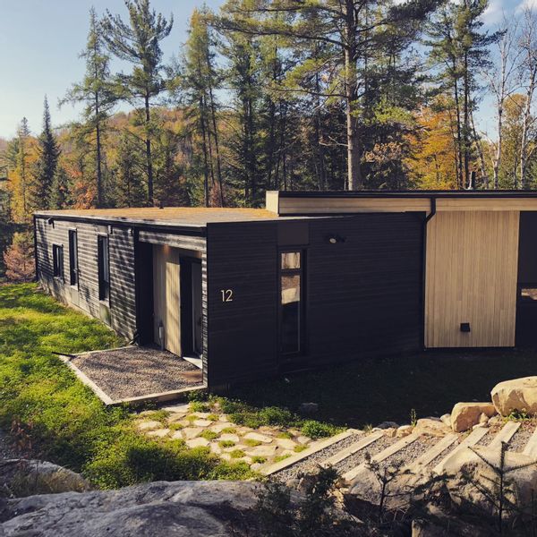 Évasion moderne dans les Laurentides avec accès privé au lac Piché.