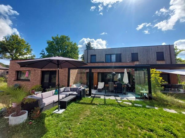 Gloednieuw ecologisch huis in een cohousing project tussen heuvels en bos, dicht bij de hotspots.