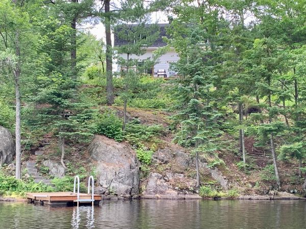 Maison entourée de lacs et forêts,