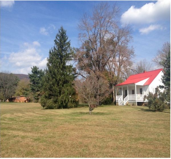 Cute Cottage in Afton Mountain Virginia next door to wineries and near Skyline Drive.