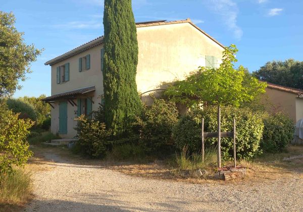 Maison au pied du célèbre mont Ventoux et en bordure d'un village tous commerces accessible à pied.