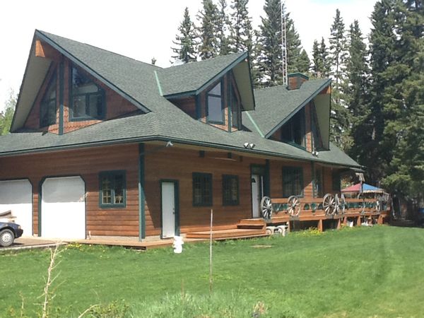 Central Alberta Chalet Home on the Shores of Gull Lake