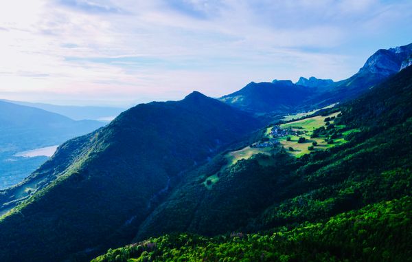 Ancienne école entre le lac d'Annecy et les montagnes.