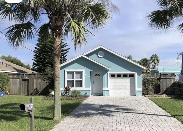 Blue Beach Bungalow - one block to ocean, huge yard