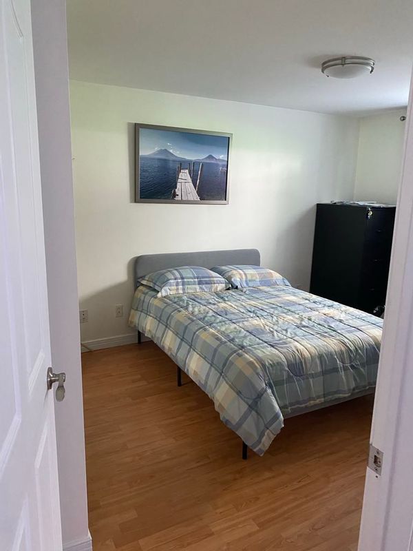 Maison familiale avec piscine et terrasse dans quartier calme proche à pied des commerces.