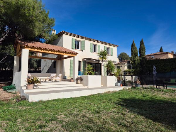 Chaleureuse bastide provençale , 4 chambres, 8 couchages, piscine sécurisée.
