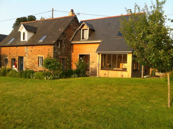 Maison au calme à Saint-Planchers, au milieu des champs et proche de la mer