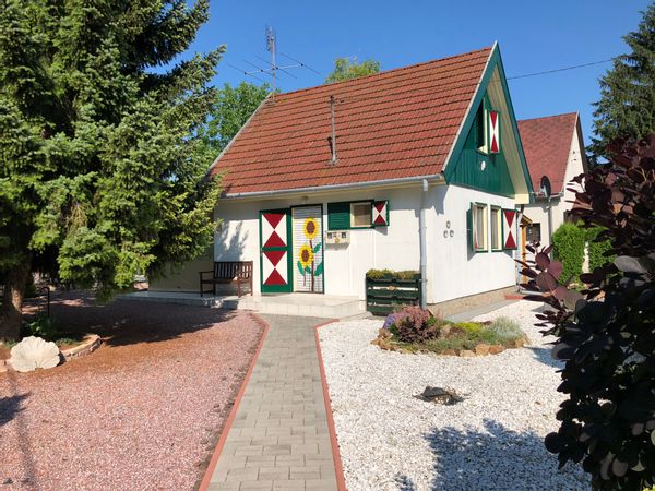 Cosy summer house by Lake Velence