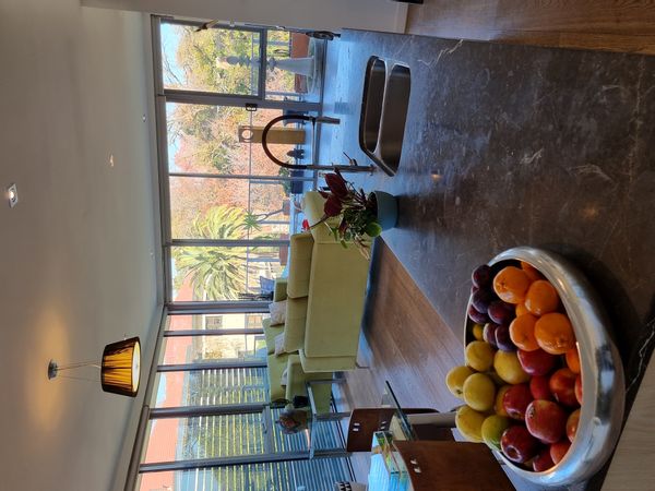 Stylish, spacious 3 bedroom haven in Melbourne's premier location