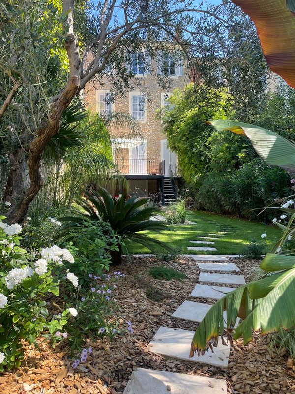 Une charmante maison de ville, avec terrasse au soleil, jardin et piscine, à pied du cœur d’Aix :)