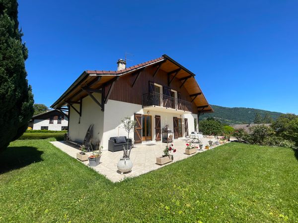 Chambre de charme avec balcon terrasse jardin et vue montagne
