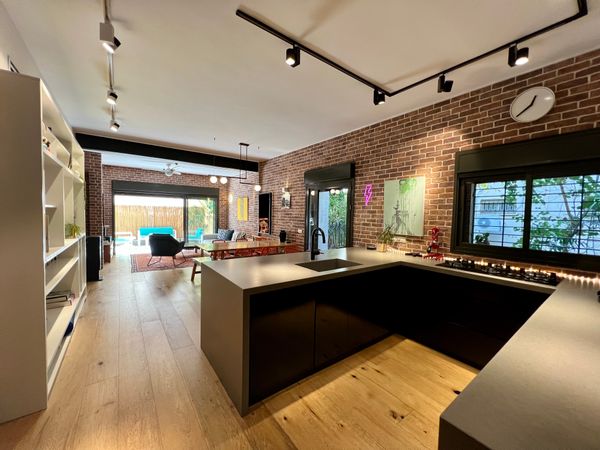 New Cosy Luxury Apartment+Stunning Balcony&Parking