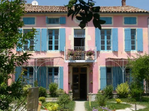 Coeur du merveilleux village où tout est possible à pied ! Dortoir privatisé et/ou chambre privée.