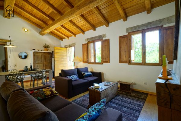 la bâtisse de pierres, style " bergerie ".