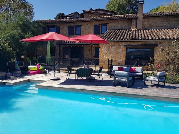 Maison de caractère avec piscine au milieu des vignes