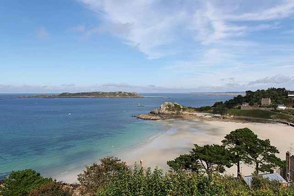 Grande maison moderne sur la côte de granit rose