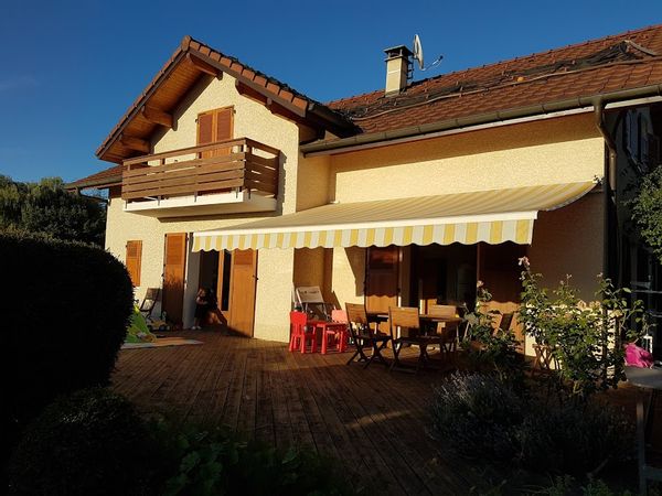 La maison entre Lac léman montagne et Genève.