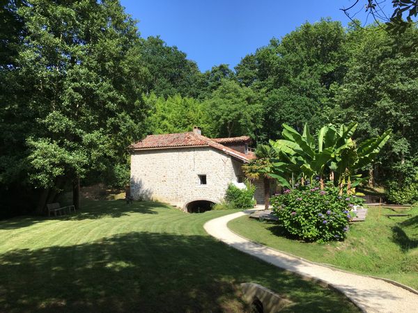 Grange avec jacuzzi privé au calme, proche plage, au cœur de la forêt , minimum 5 nuits !!!