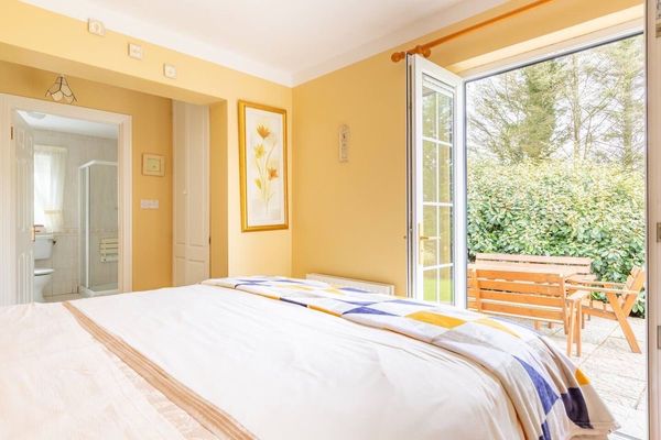 “Leaca Bhán Guest Suite – Private En-Suite in Dingle”