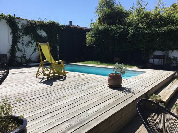 La maison de Frédéric et Sophie est au pied du Château au Brion et proche du bassin d’Arcachon.